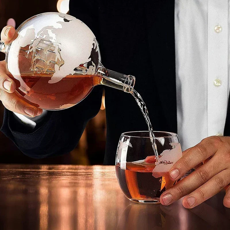 Decanter Globe Set - 850mlウイスキーグローブデカンタセット、2つのエッチンググラス、鉛フリー木製スタンド付き、プレミアムホームバーデコレーション、男性への誕生日プレゼント